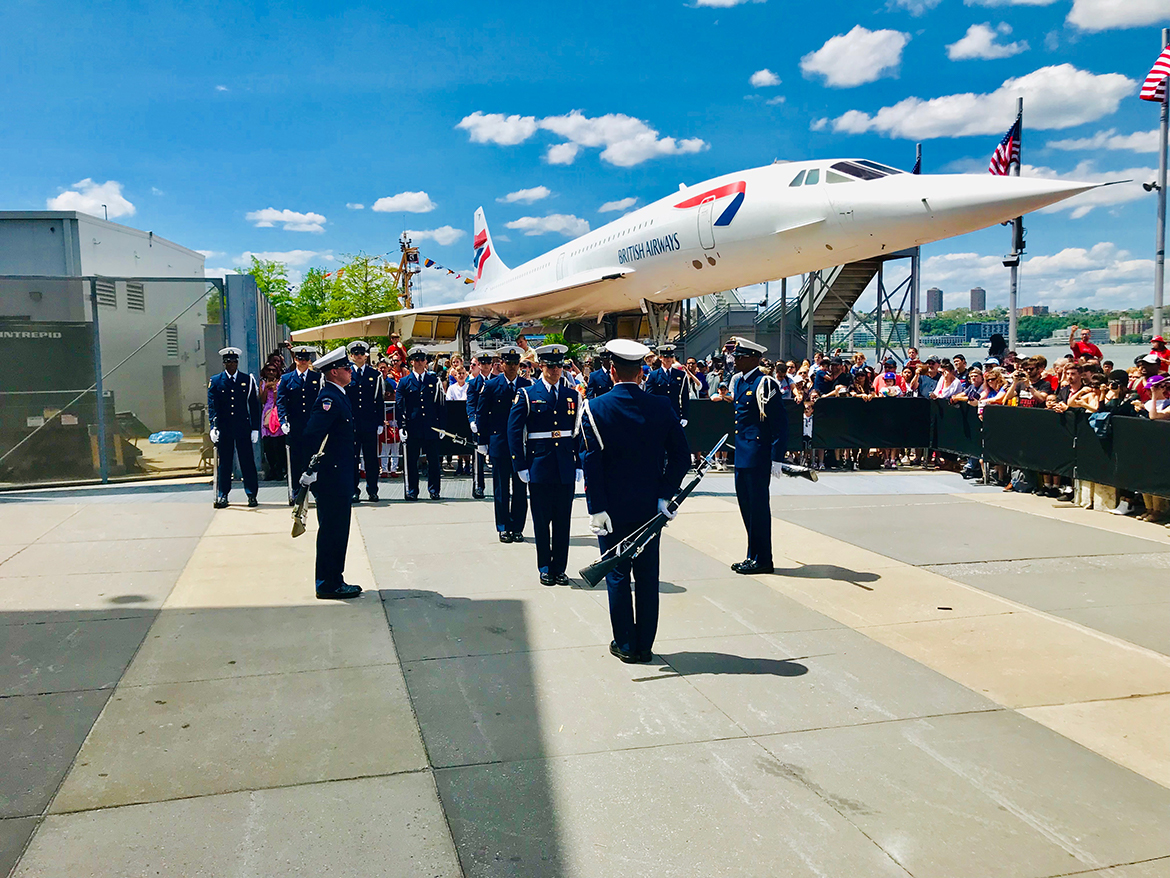 united states soldiers standing at attention 