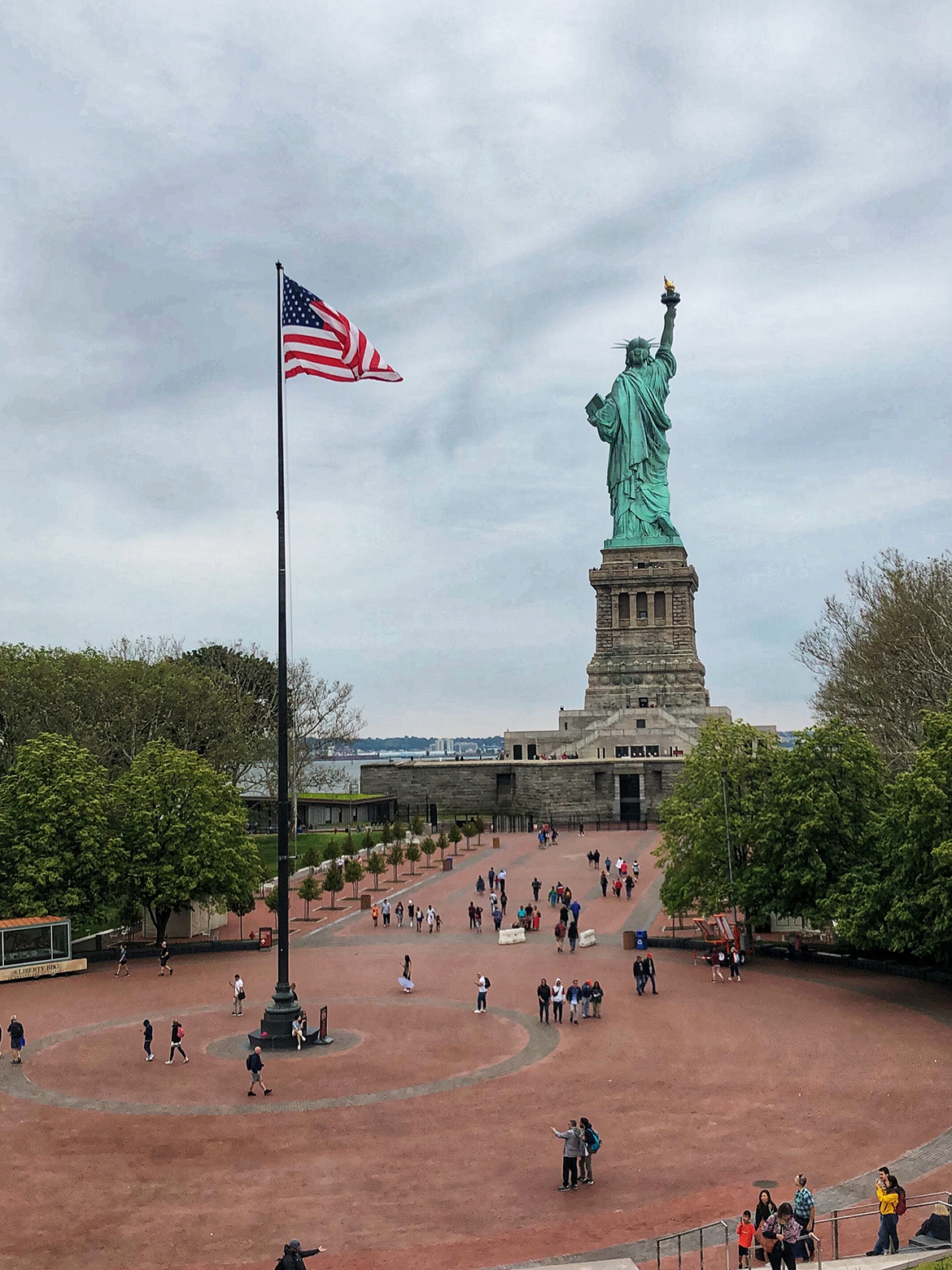 the path leading up to the statue of liberty