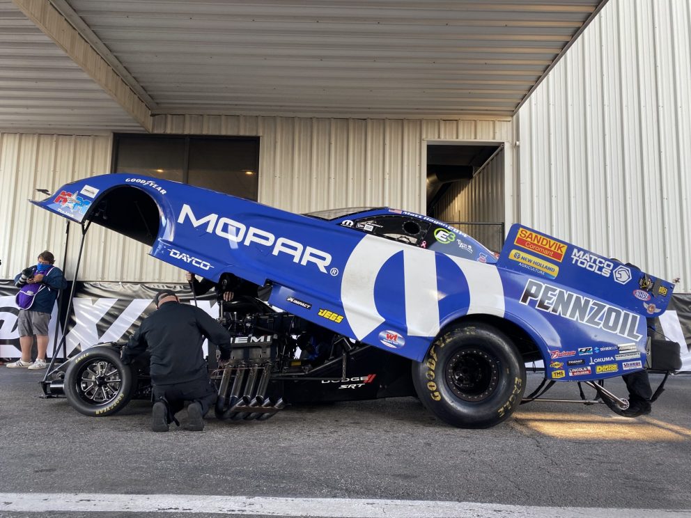 DSR crew working on a car