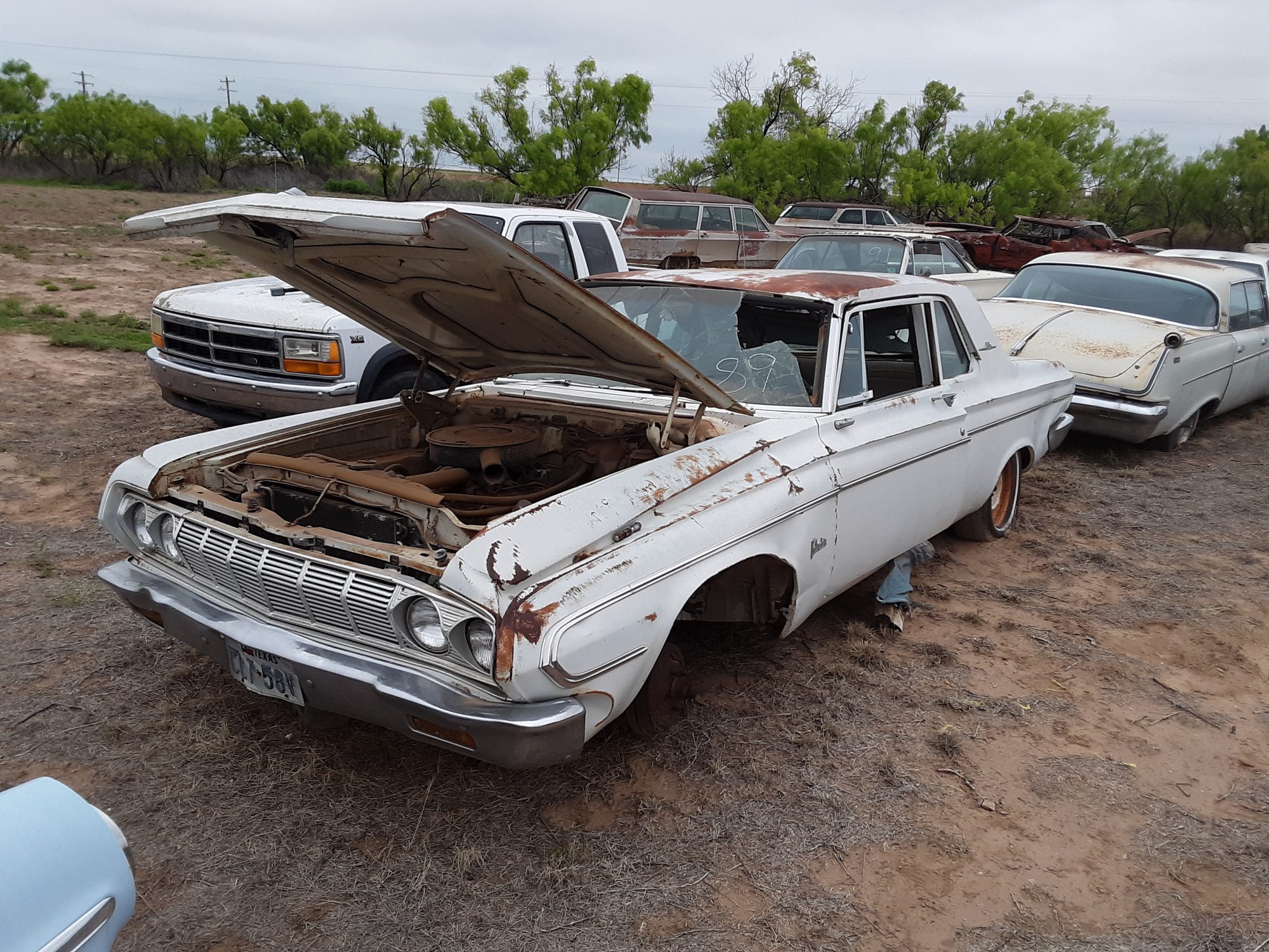 Rusty-Old 1948 Chevrolet Suburban Shows Decades of Decay, It's