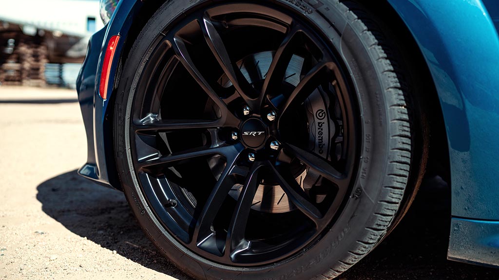 The 2020 Dodge Charger SRT Hellcat Widebody features standard 20 x 11-inch forged split-five spoke wheels with low-gloss Carbon Black finish