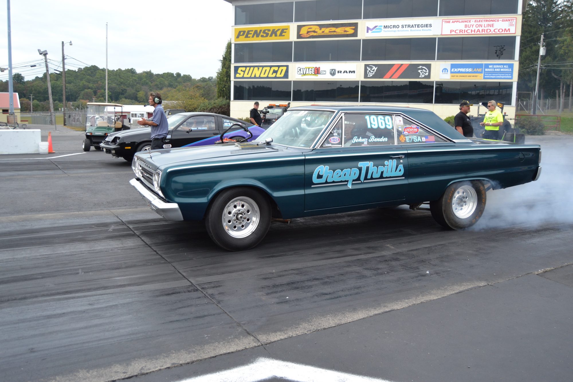 1967 Plymouth Satellite drag racing another car