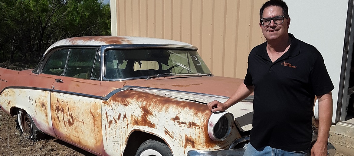 Steve Magnante standing next to vintage car