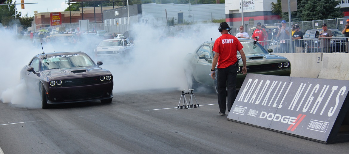 2 Dodge Challengers drag racing