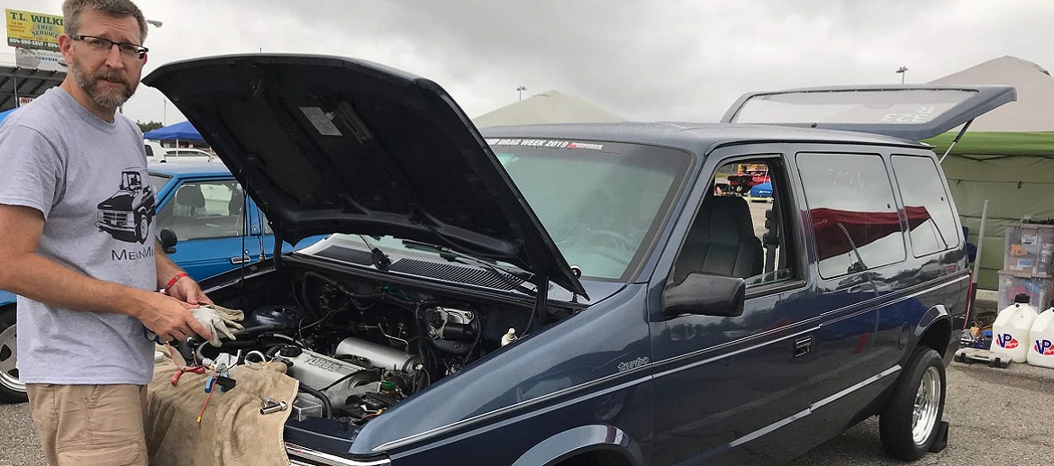 Wayne Hemmingway working on his engine before sick week